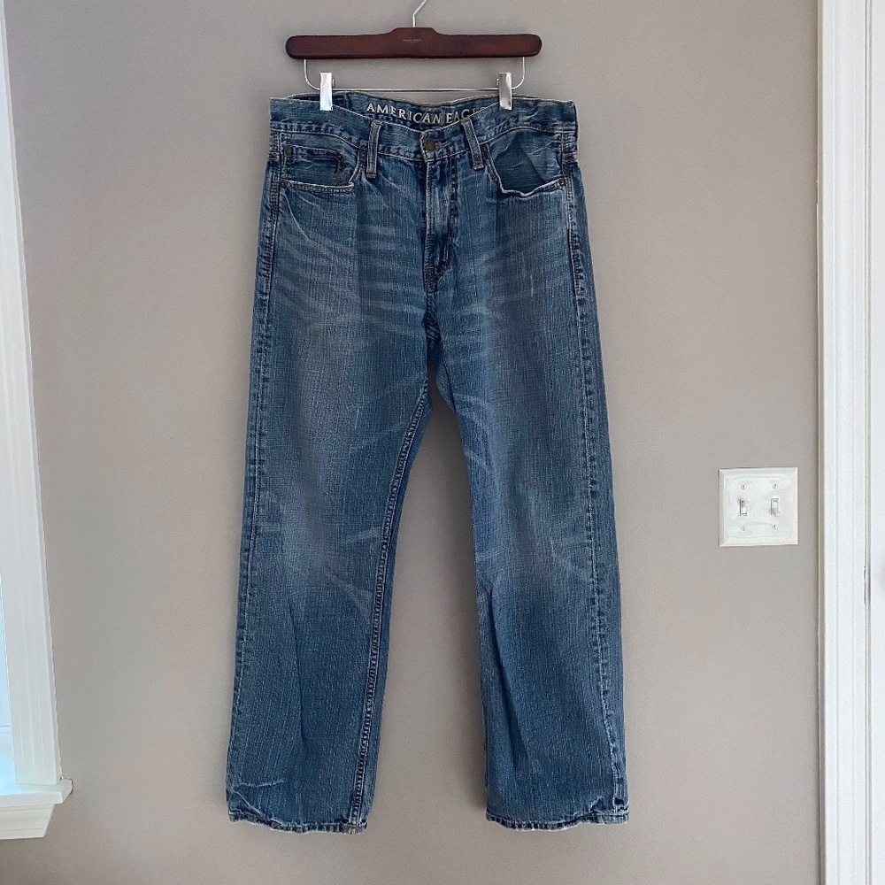 Mens American Eagle Medium-light wash, relaxed jeans, 33